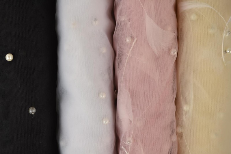 Mesh Plumes et Perles — tissu mesh au rouleau